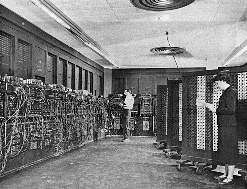 Betty Snyder 與 Glen Beck 於 1945 年在彈道研究實驗室透過插線與撥動開關「編程」ENIAC