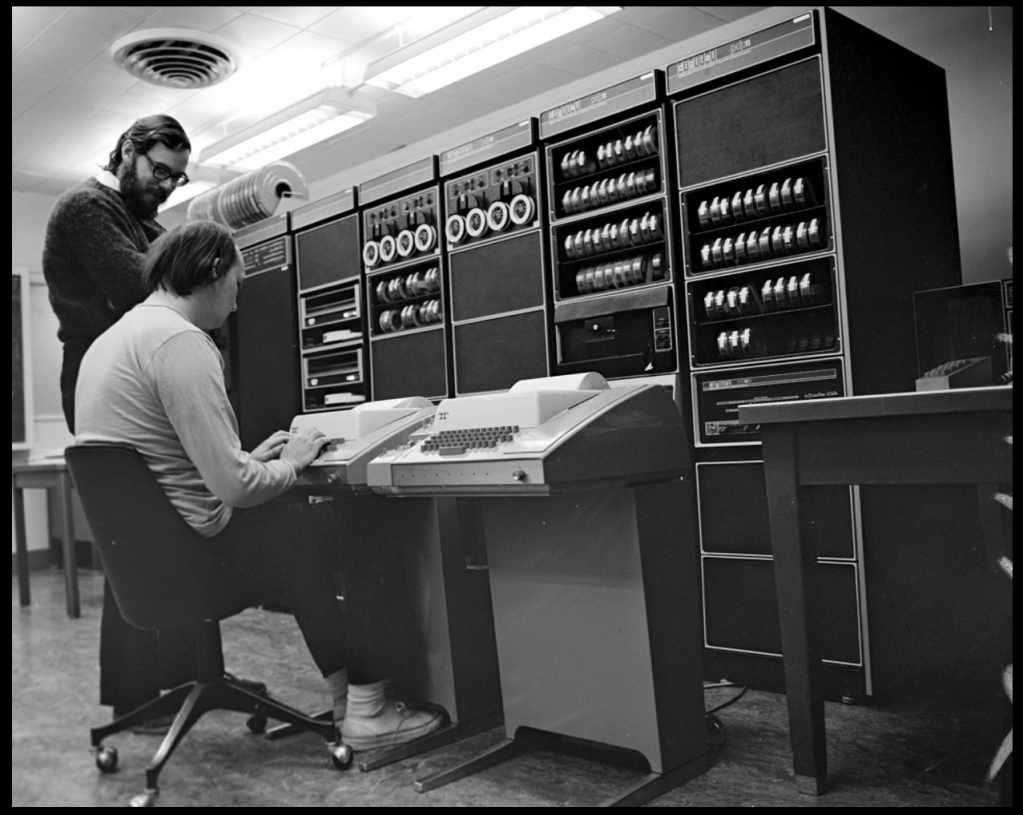Ken Thompson 與 Dennis Ritchie 於 1973 年攝於貝爾實驗室